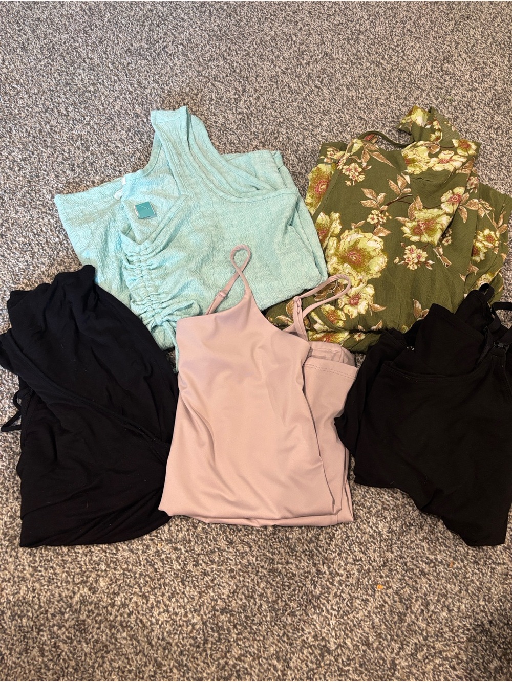 Lot of 5 women’s size xlarge short sleeve shirts and tank tops